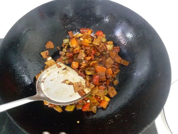 Stir fry until the soup is reduction