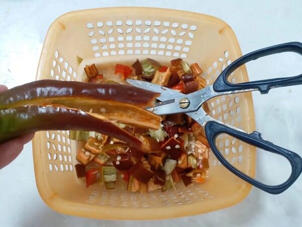 Wash the red pepper clean and cut the cross knife vertically