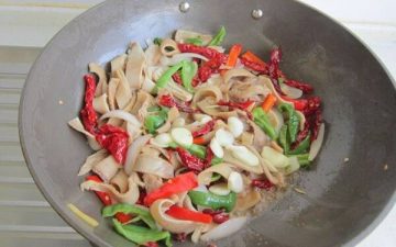 Add chicken essence and pepper powder