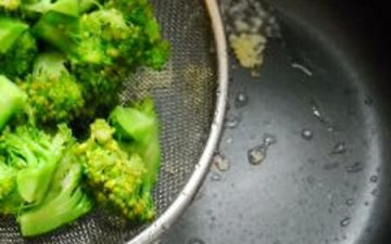 Add garlic to stir fry first
