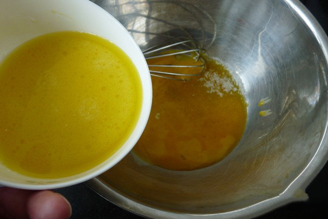 Mix the egg yolks with 20g of sugar.