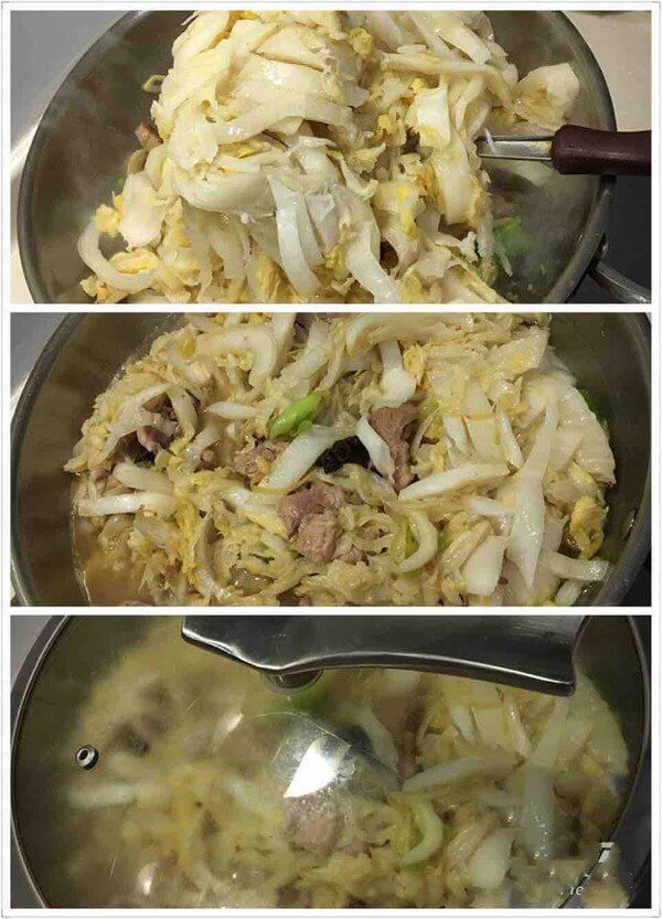 Pour in sauerkraut, mix well, add water until it is level with sauerkraut, cover and simmer for 40 minutes, stew the sauerkraut sour.