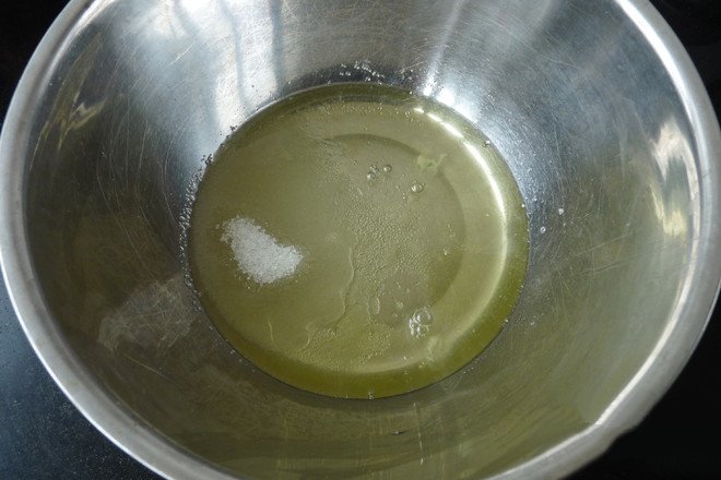 Put 60 grams of sugar with egg whites