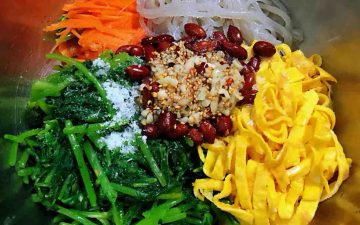 Add seasoning and pour spicy oil, sugar, salt, vinegar and MSG.