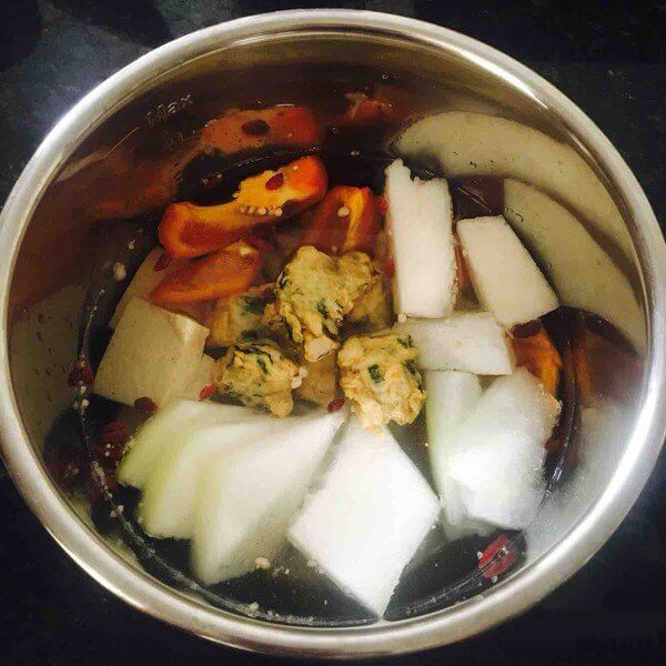 Pour in Hua Zhi Wan and cooking wine, salt