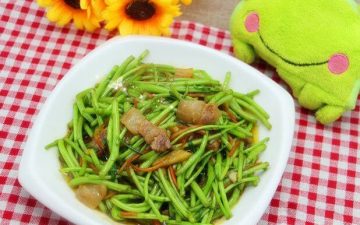 stir-fried artemisia annua with bacon