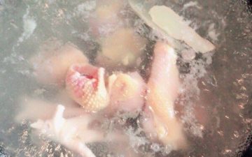 Ginger slices in cold water,