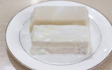 Cover the snow skin and keep in the refrigerator for a few hours to set.
