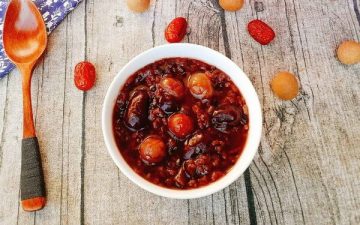 A black rice porridge with longan
