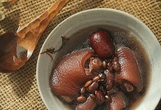 Eucommia Ulmoides Black Bean Pig Tail Soup