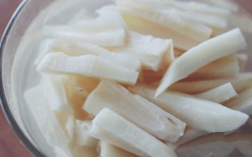Cut the lotus root into 5cm pieces and soak in water.