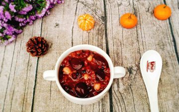A delicious red date red bean black rice porridge is ready!