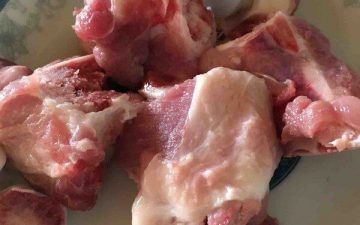 Wash the pig bones