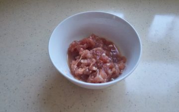 Add cooking wine and salt to the shredded meat to season for 10 minutes