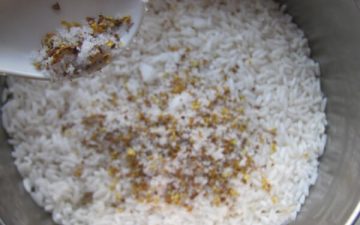 Add dried osmanthus and sugar to sticky rice and mix well