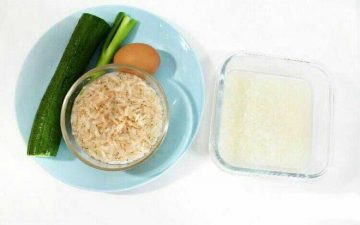Ingredients: half a root of towel gourd, a little shrimp skin (soaked in water 2 times in advance), 1 egg, a few chives, a bowl of rice porridge.