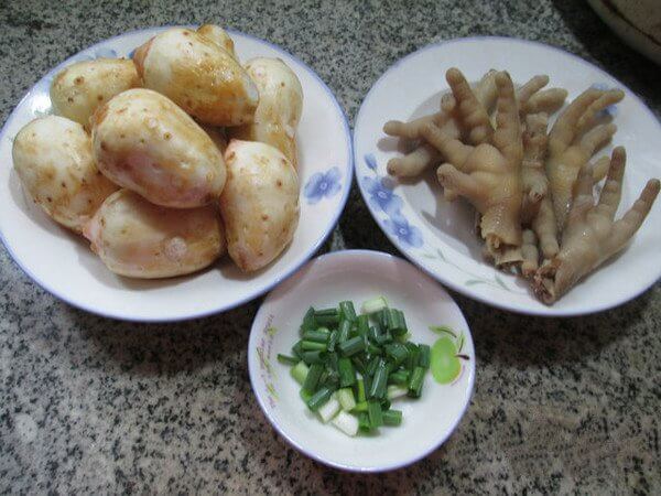 Ingredients: taro (peeled and washed), chicken feet (washed and blanched), chives