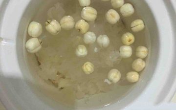 Once the tremella has come to a boil, tear it into small pieces, pour the soaked water away, change the water, put it into a saucepan and bring to a boil.
