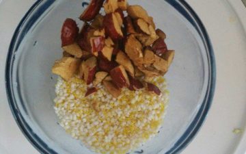 Millet, glutinous rice wash reserve, red jujube wash cut into small pieces.