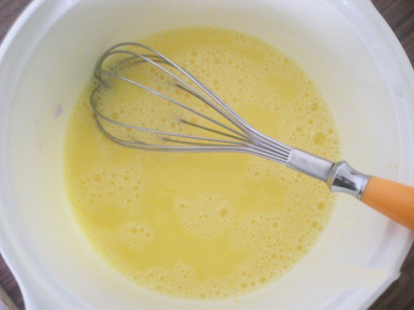 Egg yolk and egg white separate