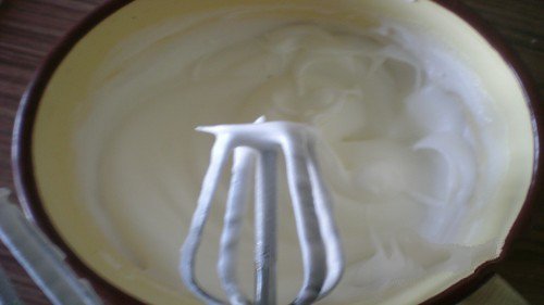 Egg whites in no oil and no water in the container