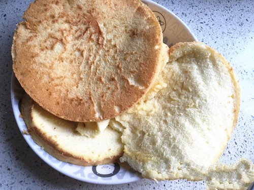 The chiffon cake was divided into three pieces.