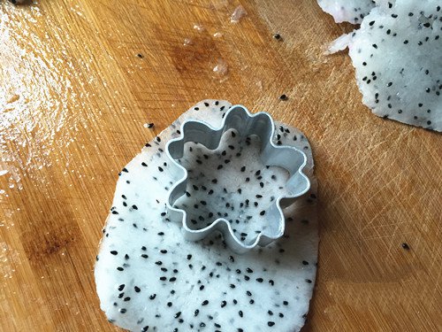 Cut the pitaya into thin slices