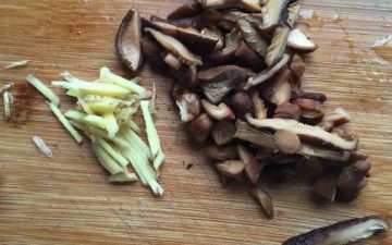 After the dried mushroom foam hair chopped into silk, ginger also chopped into silk, fresh shrimp head peeled, clean water, rape washed