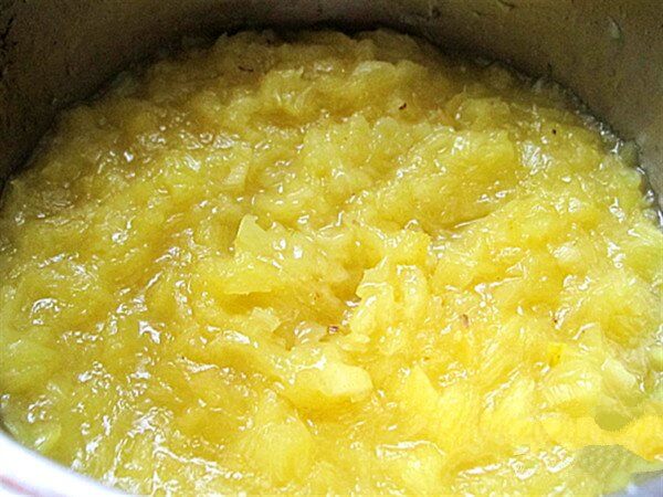 Remove from the heat and squeeze the lemon juice into the pineapple, stirring well. After cooling naturally, it is sealed and stored in a sterilized bottle