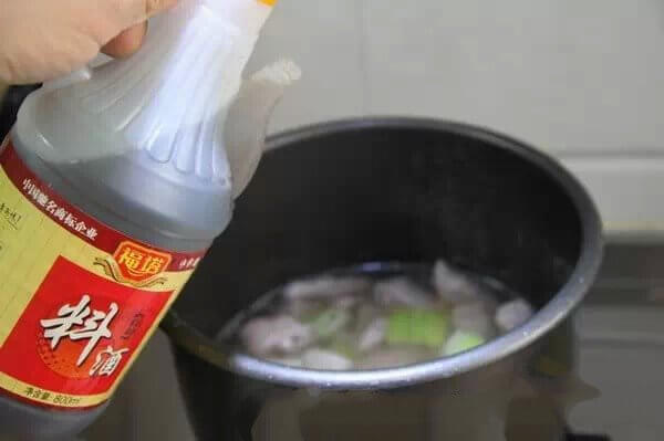 Add cooking wine and star anise, and then simmer. I use the meat cooking program, about forty minutes