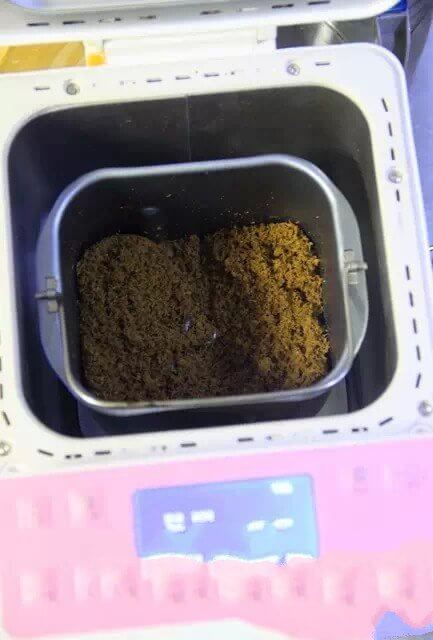 After a jam process, the meat cakes are already formed, but they are still moist and hard
