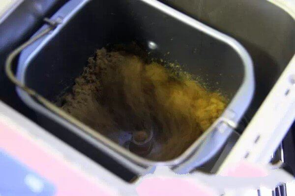 After starting, the bread machine rotates and stirs at high speed first