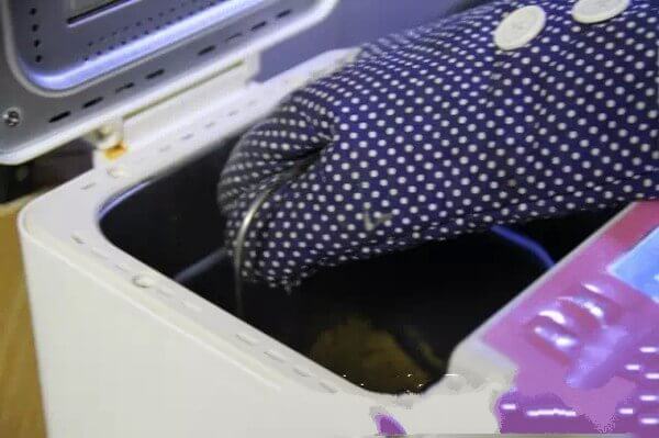 After the procedure, take out the bread bucket and remember to wear gloves and hot handles.