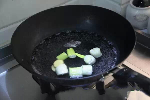 Bring the water to a boil in the pot, add the shallots and ginger slices