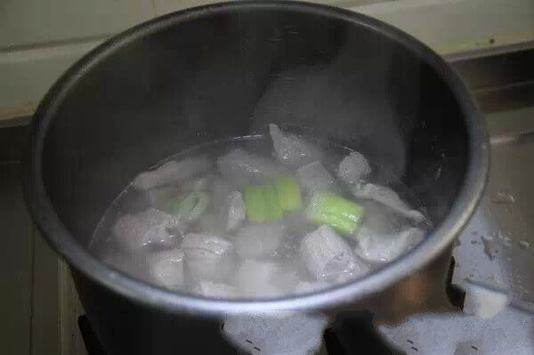 Pour the meat, onion ginger and soup into the rice cooker