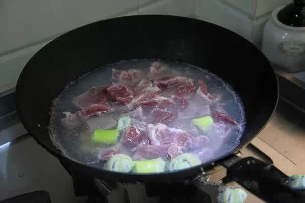 Put in pieces of meat and boil, skimming off foam