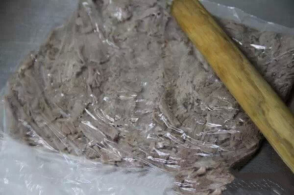 Put it in a bag, beat it with a rolling pin, flatten all the meat, and then roll it, the flatter the better
