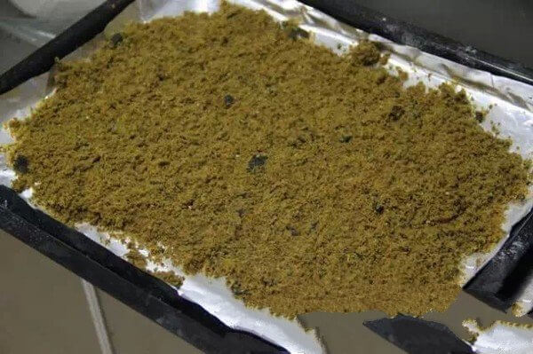 Quickly spread the puff pastry on a baking sheet lined with greased paper or tin foil, spreading it as large as possible to allow the heat to evaporate