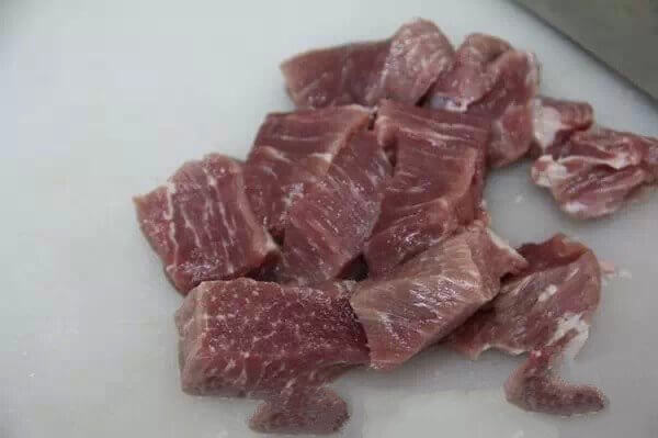 Remove the white film from the tenderloin, rinse with clean water, then cut into long strips