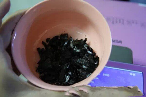 Seven or eight minutes before it comes out, add the chopped seaweed pieces into it.