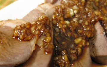 Dip the sliced chilled pig heart and you get sauce pig heart