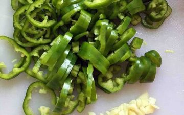 Remove the seeds from the green pepper and chop the garlic