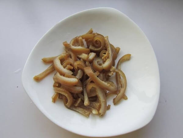 Shred the braised pork skin