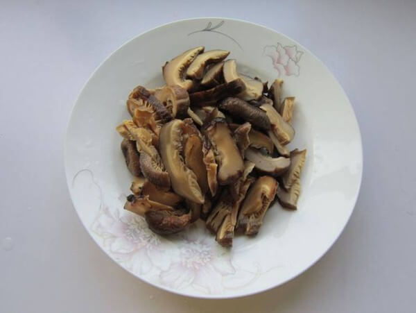 Wash the mushrooms clean and slice