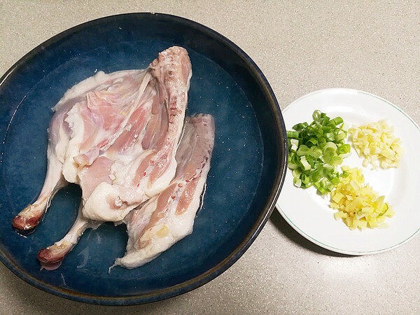 Duck legs are soaked in cold water for several hours until the surface of the duck meat turns white to remove blood water