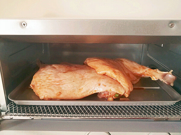 Wipe the baking pan with a layer of oil, and put the duck legs