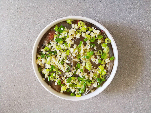 Spread the vermicelli on the bottom of the plate