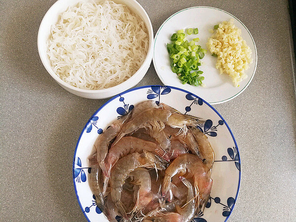 Vermicelli are soaked in cold water for more than 2 hours in advance
