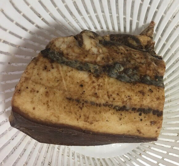 Prepare a piece of bacon and wash the surface impurities with warm water