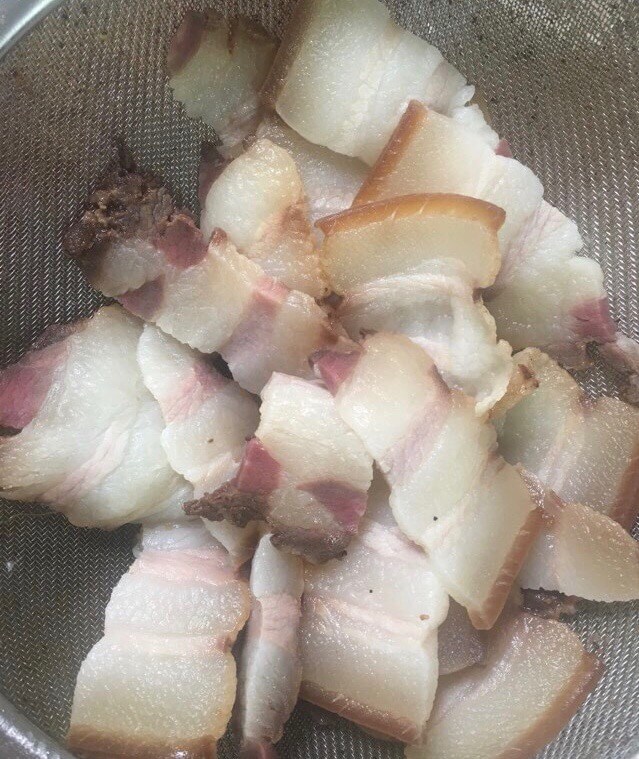 Slice and blanch the washed bacon to remove excess salt from the bacon